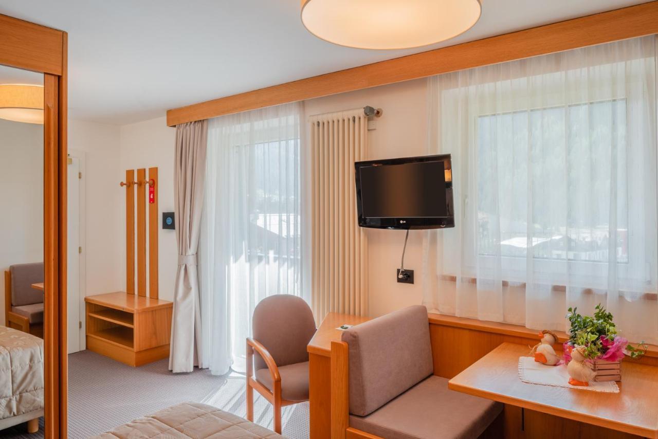 Hotel Ladina Campitello di Fassa Kültér fotó