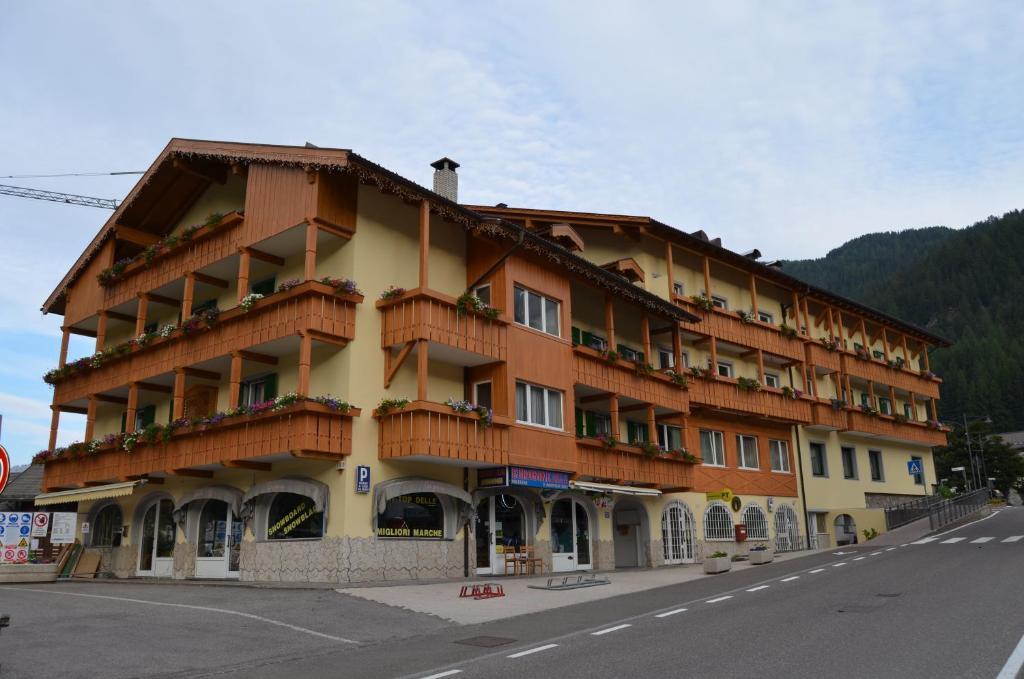 Hotel Ladina Campitello di Fassa Kültér fotó