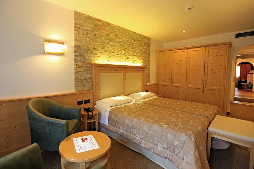Hotel Ladina Campitello di Fassa Szoba fotó