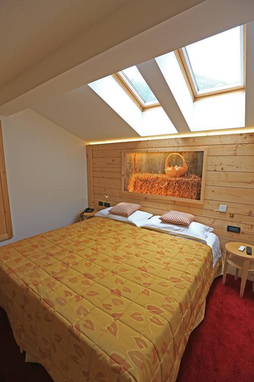 Hotel Ladina Campitello di Fassa Szoba fotó