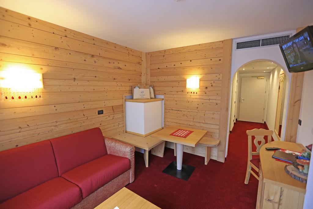 Hotel Ladina Campitello di Fassa Szoba fotó