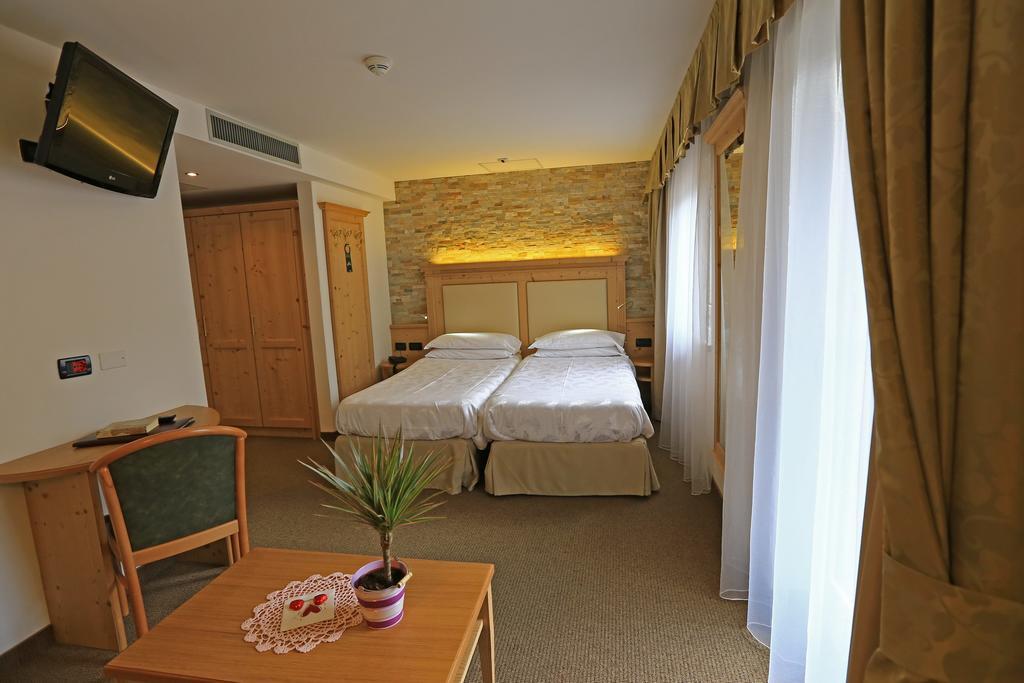 Hotel Ladina Campitello di Fassa Szoba fotó