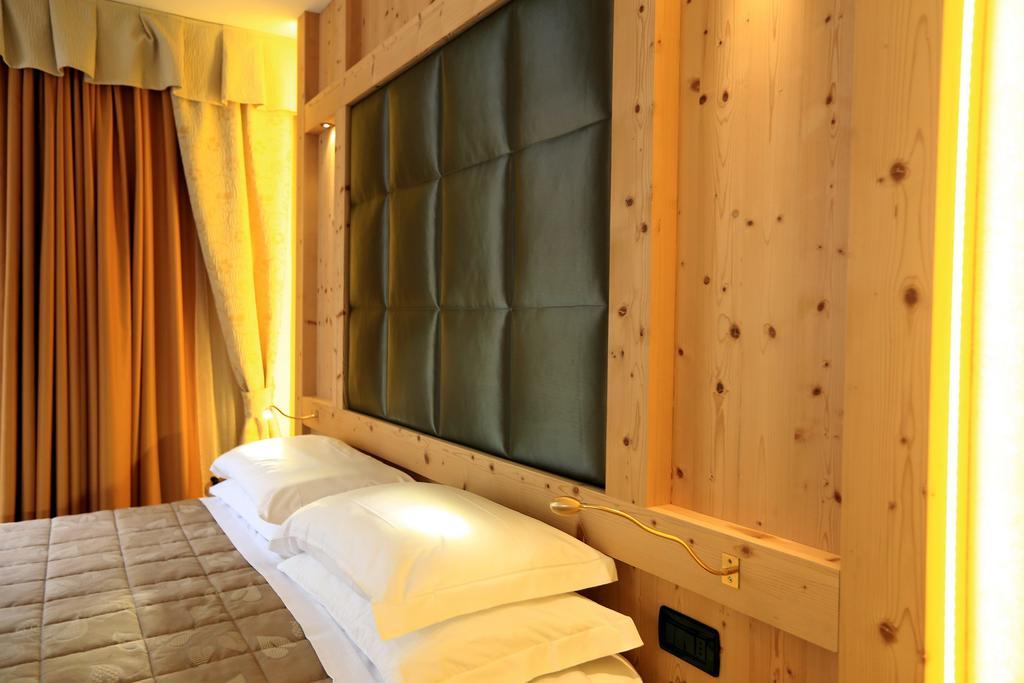 Hotel Ladina Campitello di Fassa Szoba fotó