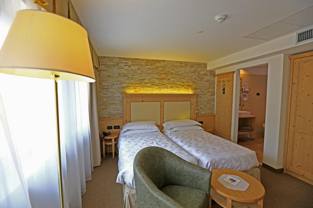 Hotel Ladina Campitello di Fassa Szoba fotó