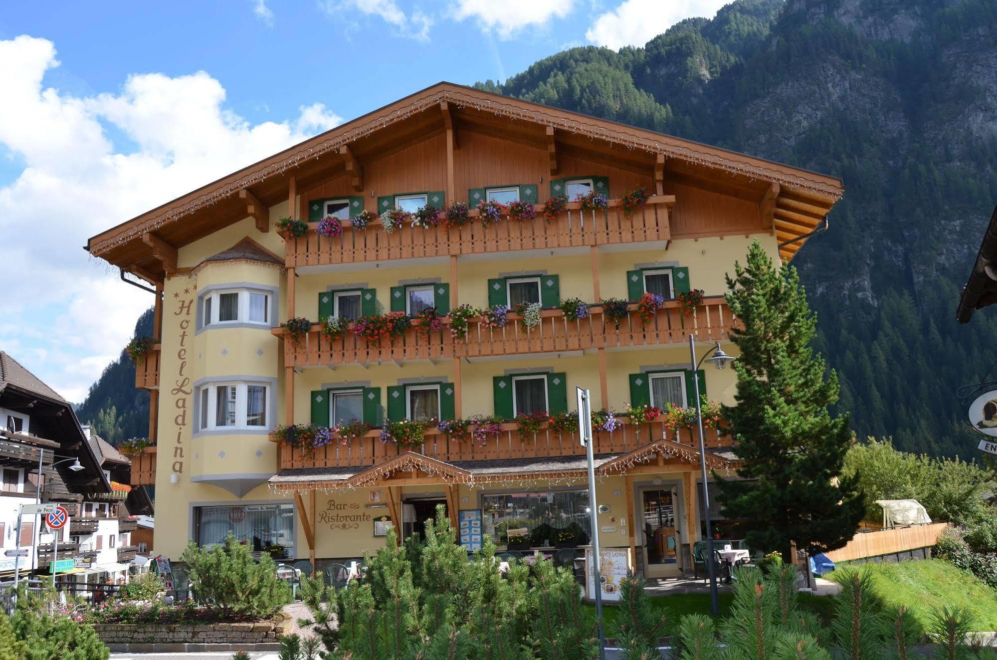 Hotel Ladina Campitello di Fassa Kültér fotó